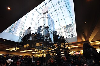 Apple Store Fifth Avenue, showing the patented glass-staircase (7181853588).jpg