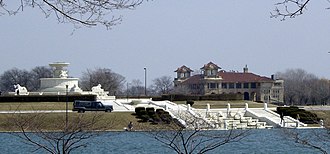 Belle Isle casino and fountain - Detroit Michigan.jpg